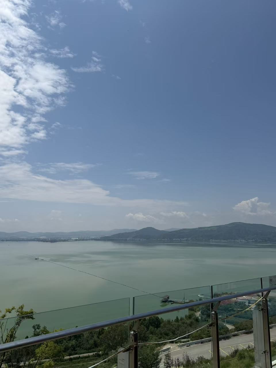 云南玉溪江川区星云湖实景——湖面与远山